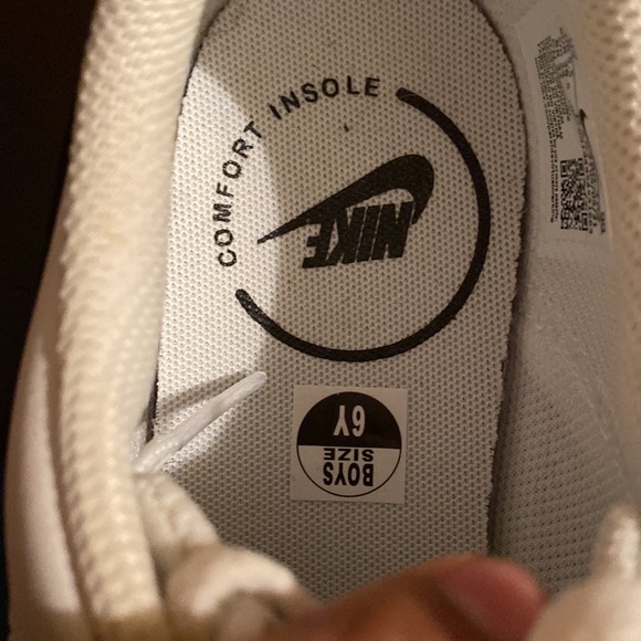 White and black Nike court legacy  and size 6 in boys BRAND NEW NOT WORN - Picture 2 of 3